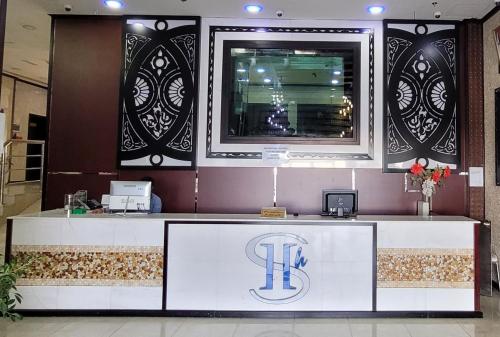 um restaurante com um balcão com a letra j sobre ele em SHH Hotel em Fujairah