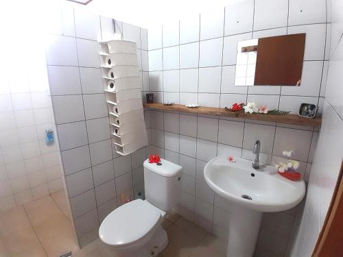 CHEZ VAIANA في Parea: حمام ابيض مع مرحاض ومغسلة