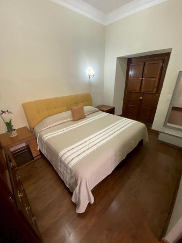 Hotel Cantera Real, Moreliaにあるベッド