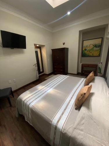 Hotel Cantera Real, Moreliaにあるベッド