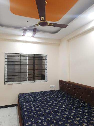 Ένα ή περισσότερα κρεβάτια σε δωμάτιο στο Hanumant kripa geust house only for family