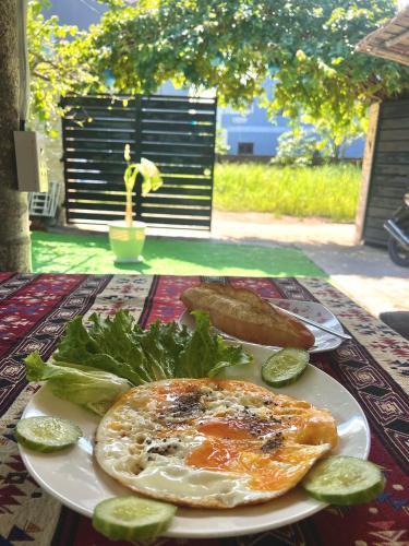 会安Hoi An Paddy House Homestay的桌上一盘食物,上面有一盘食物