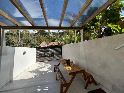 un patio con una mesa de madera y una valla en bnb Praia Mole, Barra totalmente quintal privativo, en Florianópolis