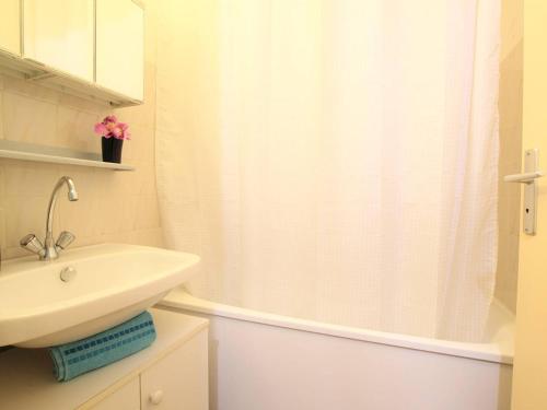 a bathroom with a sink and a shower curtain at Appartement Vallouise, 2 pièces, 6 personnes - FR-1-330G-69 in Vallouise