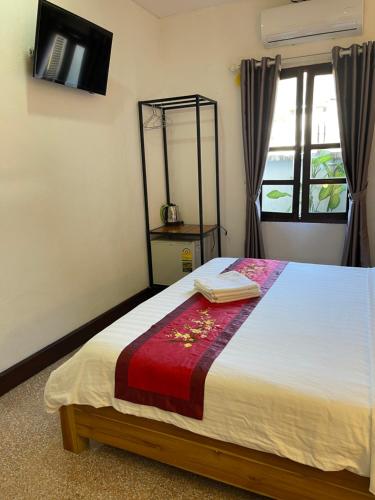 1 dormitorio con 1 cama grande y ventana en Liberty Place, en Luang Prabang