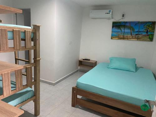 a bedroom with a bunk bed and a bunk bed gmaxwell gmaxwell gmaxwell gmaxwell gmaxwell gmaxwell at Hostel ISABELLA in Santa Marta