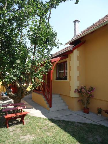a house with a red door and a picnic table at Prenoćište Vila Stara Breza in Palić
