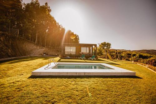 een huis met een zwembad in het midden van een tuin bij Deluxe Private Pool Bungalow in Celorico de Basto