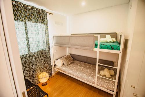 een kleine kamer met een stapelbed en een douche bij Deluxe Private Pool Bungalow in Celorico de Basto