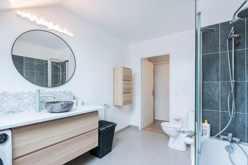 a bathroom with a sink and a shower with a mirror at Au petit matin douillet - Hyper Centre, 5 min Gare à pied in Les Mureaux