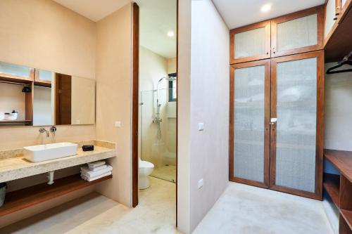 a bathroom with a sink and a toilet at Villa Sorella in Aldea Zama 24Hrs Security, 5min to the beach in Tulum