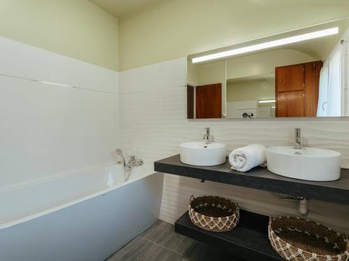 une salle de bain avec deux lavabos et un miroir dans l'établissement Villa familiale 7 pièces à Carnac - 10 pers, piscine chauffée, jardin, proche plage et commerces - FR-1-477-242, à Carnac