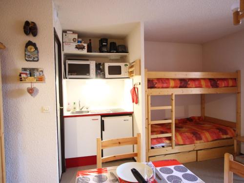 シャンルッスにあるStudio cabine à Chamrousse, RDC, balcon nord, au pied des pistes, bien équipé - FR-1-340-274のキッチン、二段ベッドが備わる小さな客室です。
