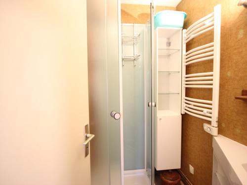 シャンルッスにあるStudio cabine à Chamrousse, RDC, balcon nord, au pied des pistes, bien équipé - FR-1-340-274のガラス戸付きのウォークインクローゼット