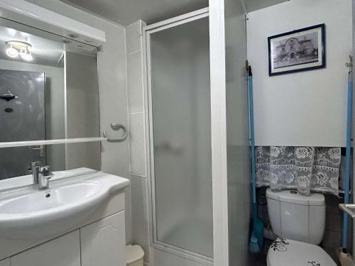 une salle de bain avec une douche, un lavabo et des toilettes dans l'établissement Maison près du port, avec cour, terrasse équipée, à 400m de la plage - FR-1-224B-209, à Noirmoutier-en-l'lle