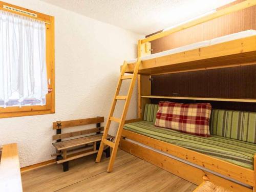 una litera con escalera en una habitación en Appartement chaleureux 5 pers. à Valmorel - Avec balcon et acceptant chiens - FR-1-291-1004, en Valmorel