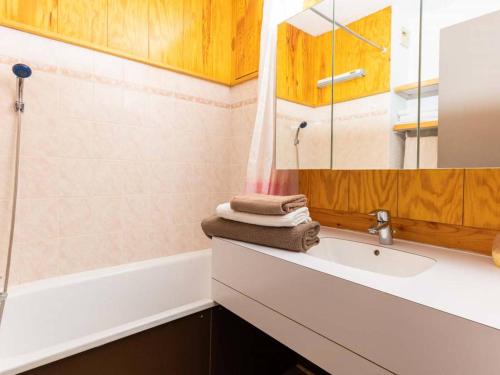 un baño con lavabo y bañera en Appartement chaleureux 5 pers. à Valmorel - Avec balcon et acceptant chiens - FR-1-291-1004, en Valmorel