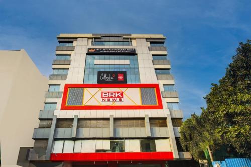 海得拉巴Super Townhouse Rcc Hotel Banjara Hills的一座高大的建筑,上面有大标志