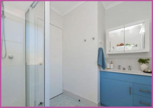 Ένα μπάνιο στο Walk to Strand Sleeps*4 2 Bedroom 1.5 Bath Central Location