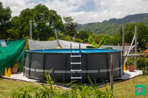 una grande vasca idromassaggio con una scala accanto ad essa di Don Paco's Country House a Rovine di Copán
