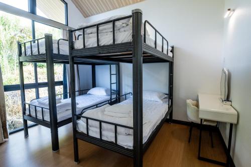929 Villa في راناو: سريرين بطابقين في غرفة مع نافذة