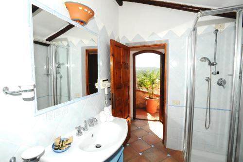 A bathroom at LH Porto Rafael Altura Resort