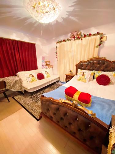 a bedroom with two beds and a chandelier at yiyi tokyo disney minpaku in Tokyo