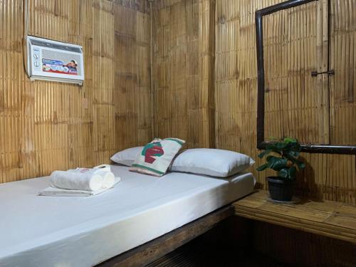 Tempat tidur dalam kamar di Old Parola Seaside Inn