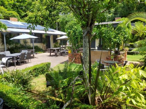 Κήπος έξω από το Coach House Inn