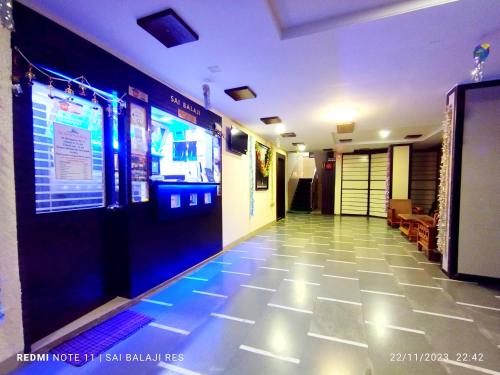 un pasillo de un hospital con luces azules en el suelo en Sai Balaji Residency, en Shirdi