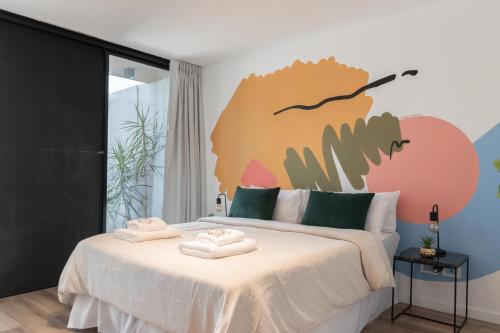 1 dormitorio con 1 cama grande y toallas. en Fliphaus Honduras 5700 - Lux 5 Bd Pool & Bbq en Buenos Aires