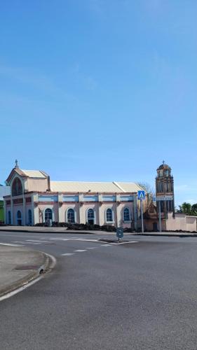 an old building on the corner of a street at Filassa Home, Villa à la Rivière de l'Est, Sainte Rose in Le Petit Brûlé