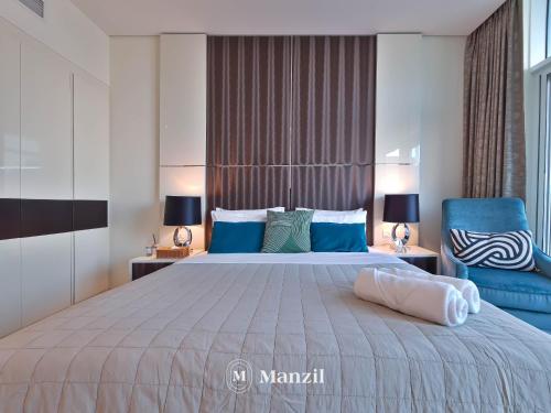 Postel nebo postele na pokoji v ubytování Manzil- Cozy Studio in Business Bay w/ Canal Views