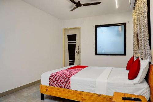 - une chambre avec un lit et une fenêtre dans l'établissement OYO Hotel Paradise, à Pune