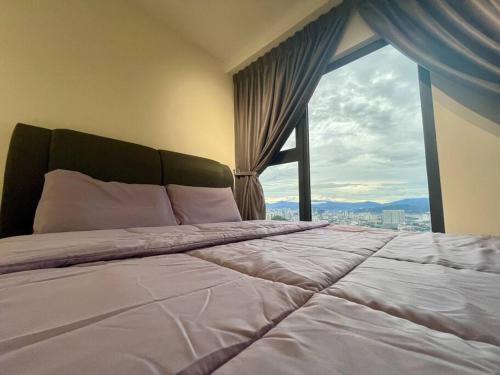 een slaapkamer met een groot bed en een groot raam bij ArteCheras by LotteHouse #Karaoke #KLCC view in Kuala Lumpur