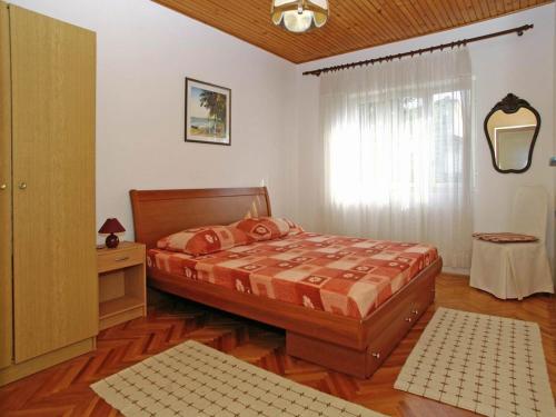 Apartment Mila - 80m to the beach في برنا: غرفة نوم بسرير كبير ونافذة
