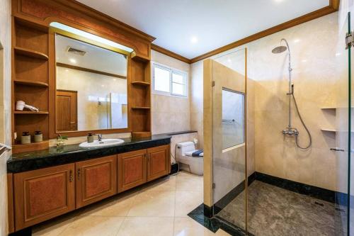 une salle de bain avec toilettes, lavabo et douche dans l'établissement Luxurious 6 Bedroom Mansion Close To Beach CAS, à Cha Am