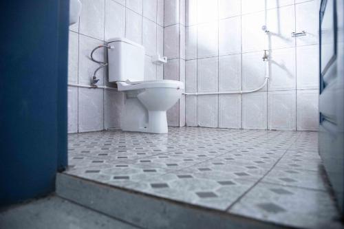 a bathroom with a toilet and a shower at Hypo Guest Lounge in Yaoundé