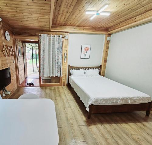 Кровать или кровати в номере Songjukheon Pension