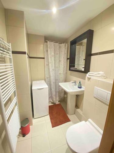 une salle de bain blanche avec un lavabo et des toilettes dans l'établissement Le 