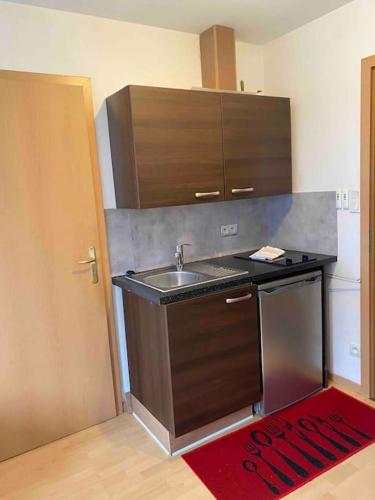 une petite cuisine avec un évier et un comptoir dans l'établissement Le 