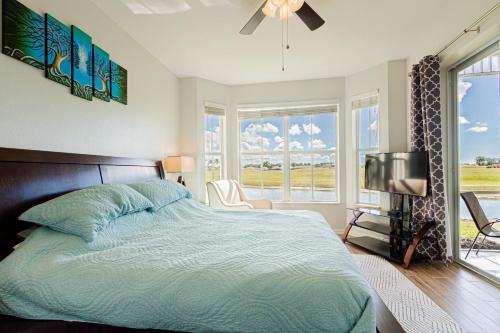 Ένα ή περισσότερα κρεβάτια σε δωμάτιο στο CHRISTMAS Greenlinks at Lely Luxury Purple Orchid Fully Renovated Modern 1st floor 3bdr Golf Resort Villa