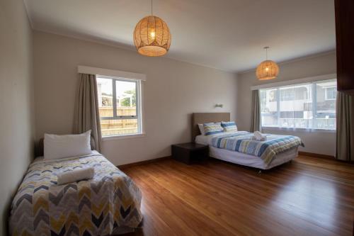sypialnia z 2 łóżkami i oknem w obiekcie Spacious In Strandon Great Value For A Family w mieście New Plymouth