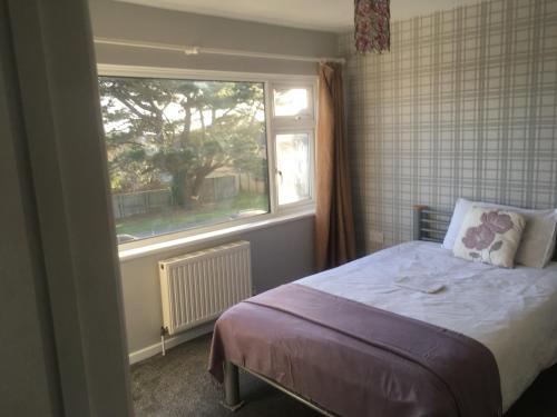 韋茅斯的住宿－Bargain rooms in Weymouth，一间小卧室,配有床和窗户