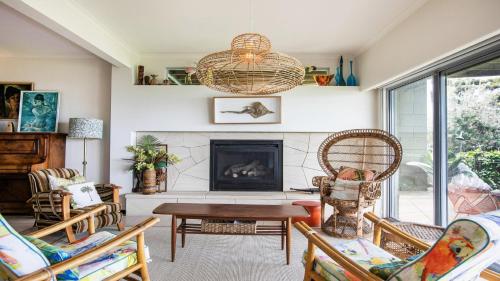 ein Wohnzimmer mit Tisch und Kamin in der Unterkunft Stunning Views, Heated Plunge Pool and Walking Distance To Beach in Copacabana