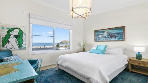 Ein Bett oder Betten in einem Zimmer der Unterkunft Stunning Views, Heated Plunge Pool and Walking Distance To Beach