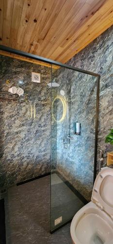 Ένα μπάνιο στο So H'mong Homestay