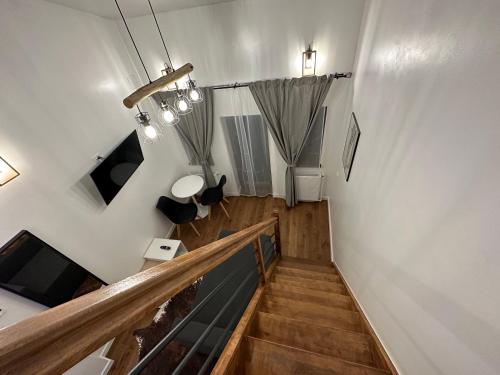 布加勒斯特的住宿－Cismigiu Apartments，白色墙壁的房间内的楼梯