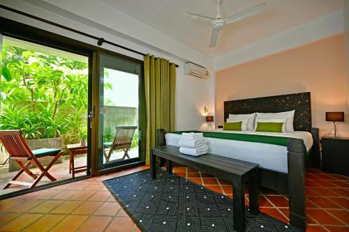 1 dormitorio con 1 cama grande y balcón en PapaCrab Boutique Guesthouse en Kamala Beach