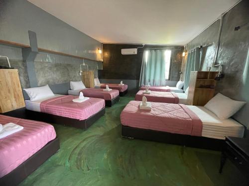 Postel nebo postele na pokoji v ubytování Baanrimfai Homestay